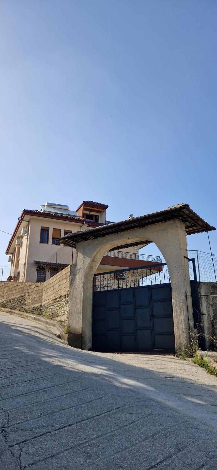 Shena Guest House Гірокастра Екстер'єр фото